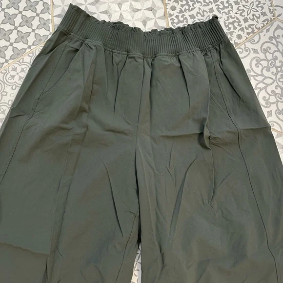 Lululemon Stretch Woven Ruffle Waist Wide Leg Cropped Pants M - Picture 2 of 5